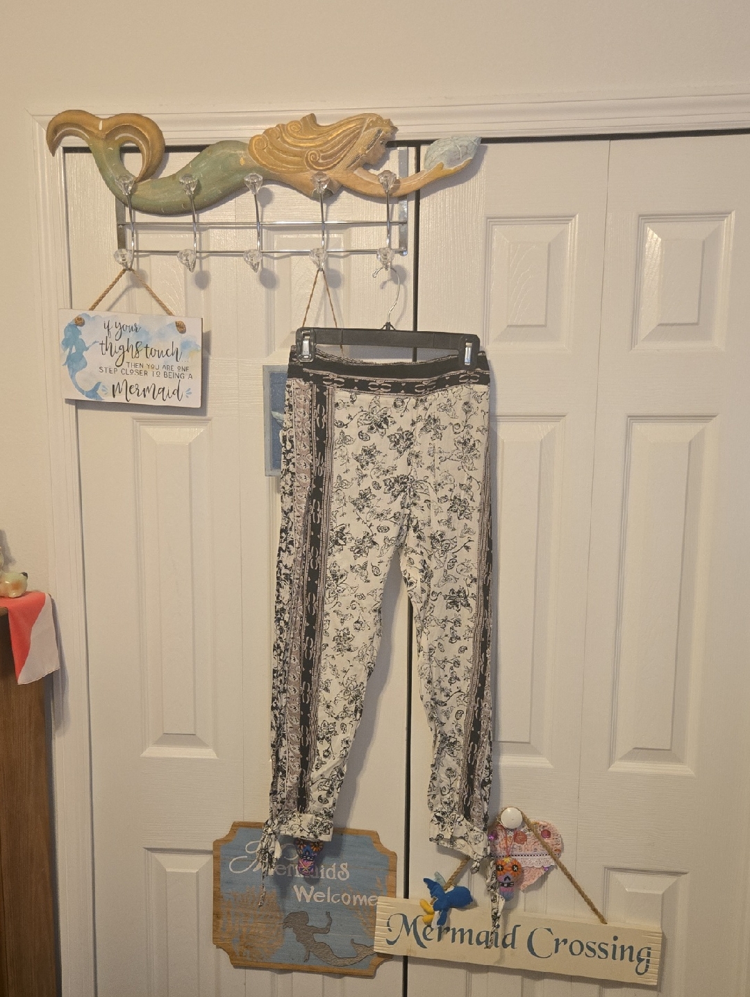 O'neill Cream And Black Floral Cropped Pants